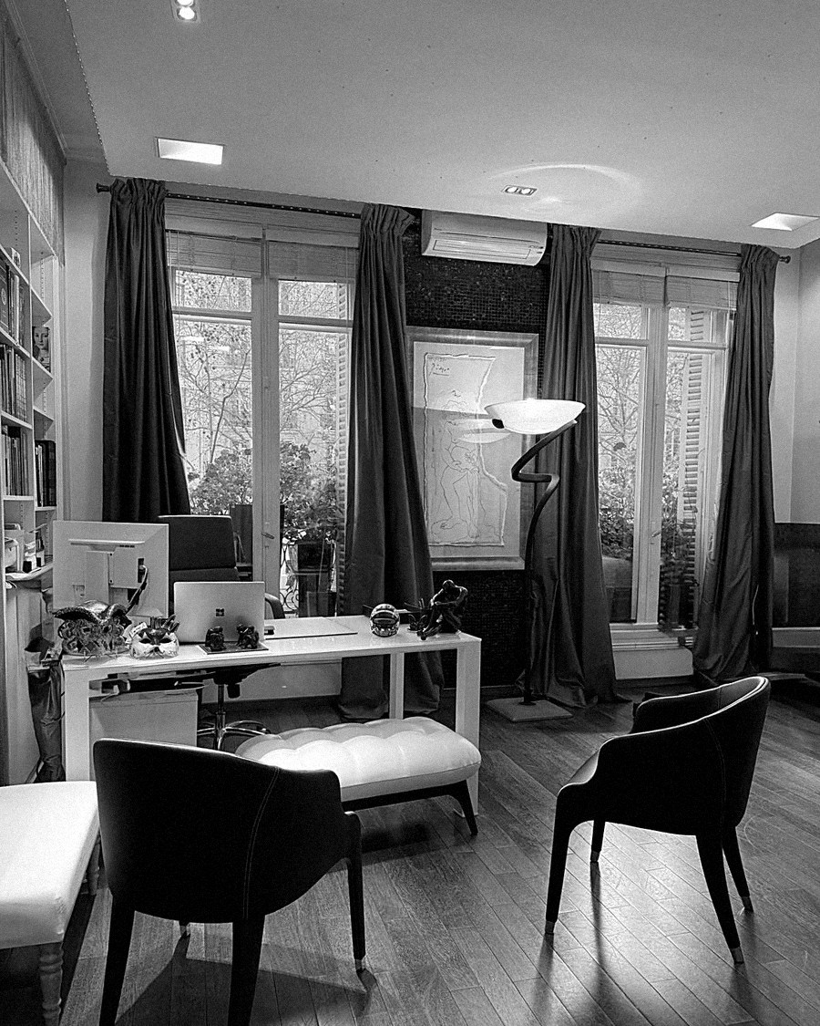 Le bureau de consultation du Dr Auroy, cabinet de dermatologie esthétique boulevard Saint-Germain