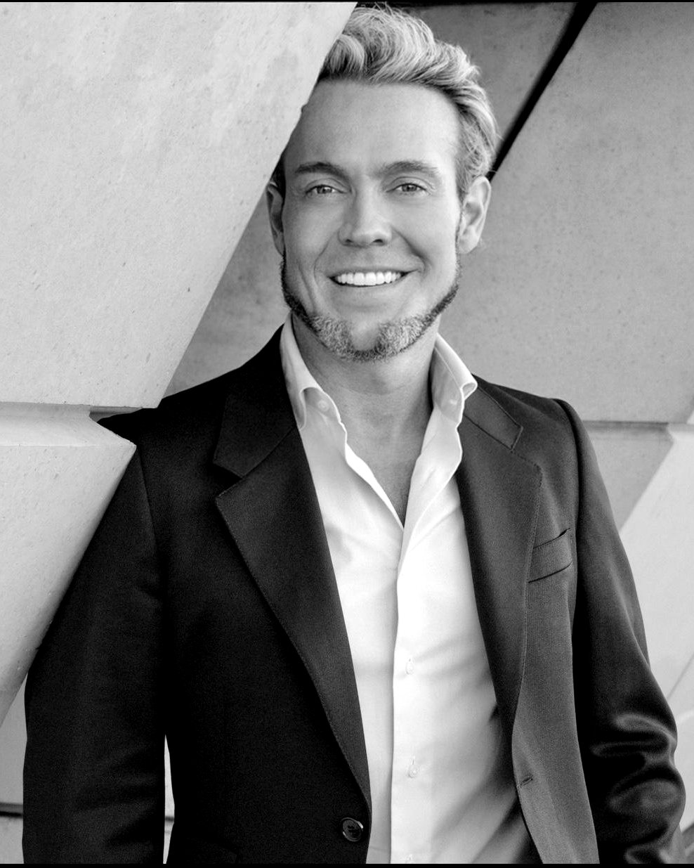 Portrait du Dr Stéphane Auroy, dermatologue esthétique à Paris