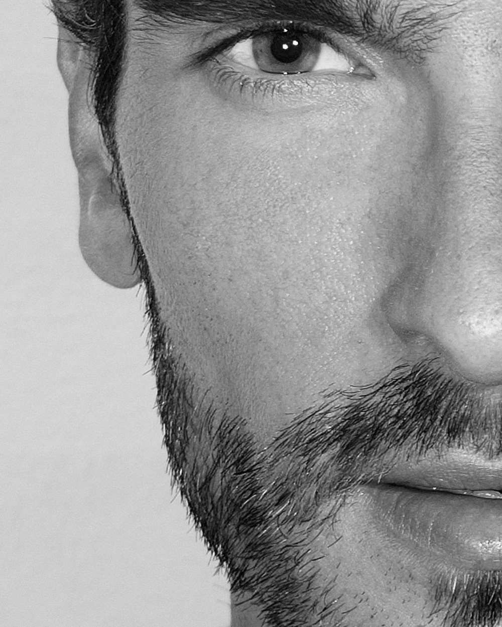 Portrait masculin en gros plan — qualité de peau, teint et grain de peau