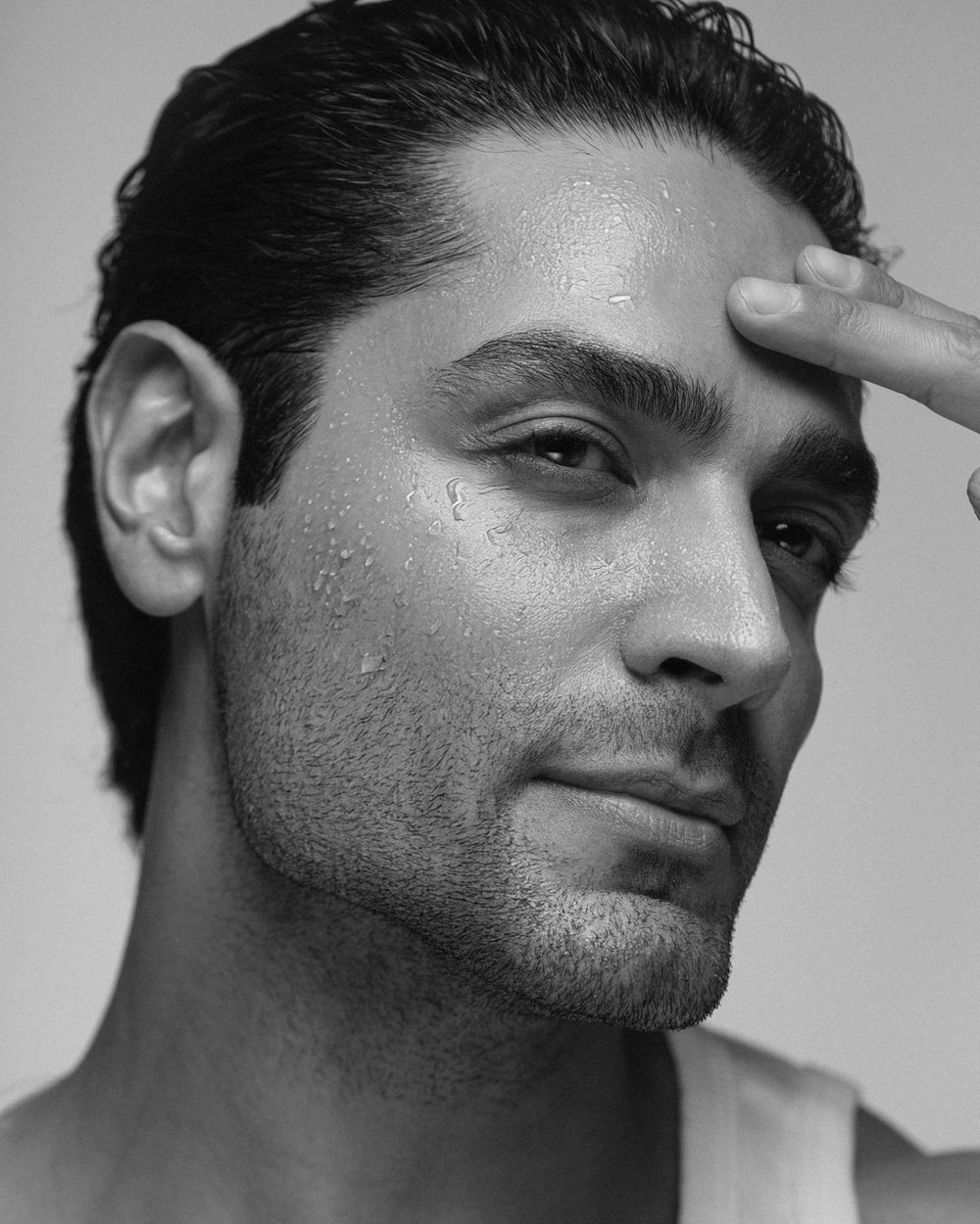 Portrait masculin trois-quarts — traitements du tiers supérieur du visage